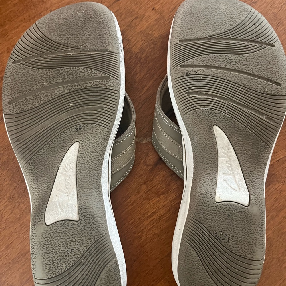 Great deal 2pairs of Clarks cloudstepper sandals Tan pr and a Navy pr size 10 - Picture 4 of 11
